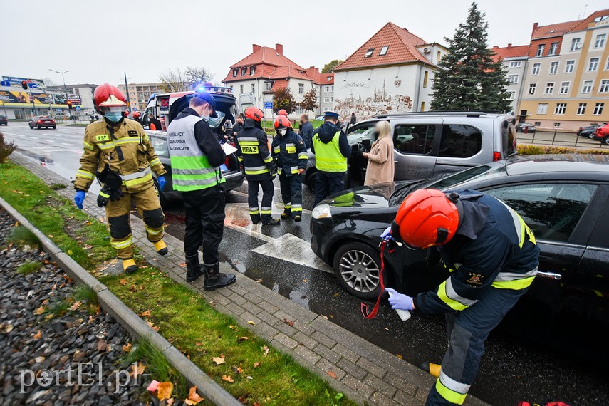 Wypadek na ul. Grota Roweckiego, audi przewróciło się na bok zdjęcie nr 232440