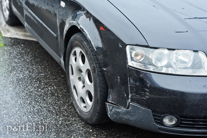 Wypadek na ul. Grota Roweckiego, audi przewróciło się na bok zdjęcie nr 232447