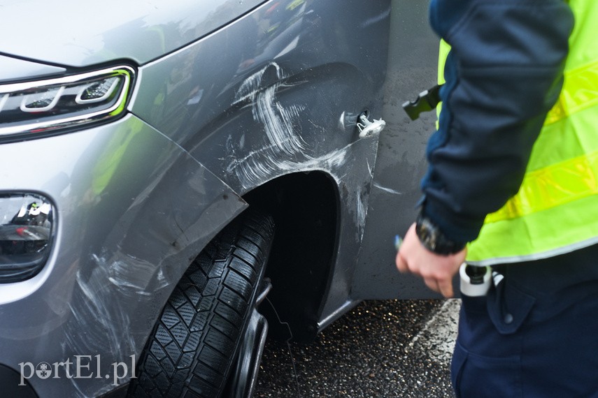 Wypadek na ul. Grota Roweckiego, audi przewróciło się na bok zdjęcie nr 232443