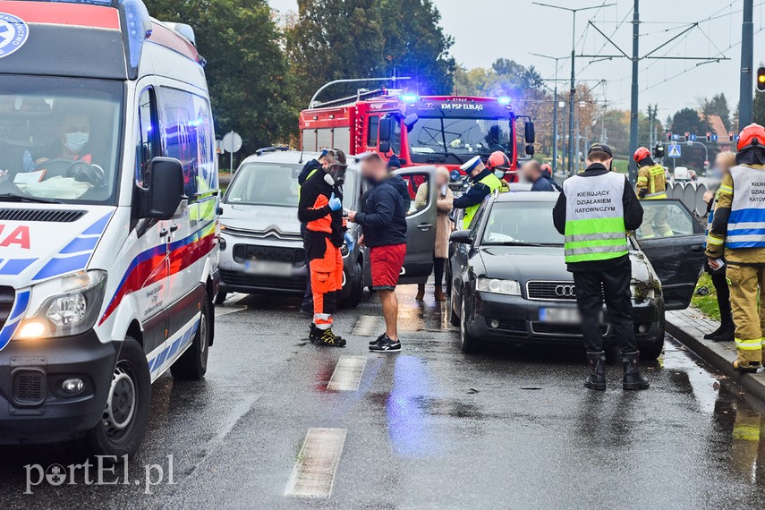 Wypadek na ul. Grota Roweckiego, audi przewróciło się na bok zdjęcie nr 232448