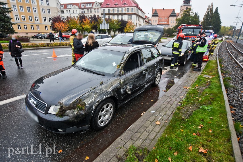 Wypadek na ul. Grota Roweckiego, audi przewróciło się na bok zdjęcie nr 232441