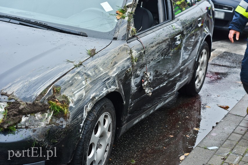 Wypadek na ul. Grota Roweckiego, audi przewróciło się na bok zdjęcie nr 232442