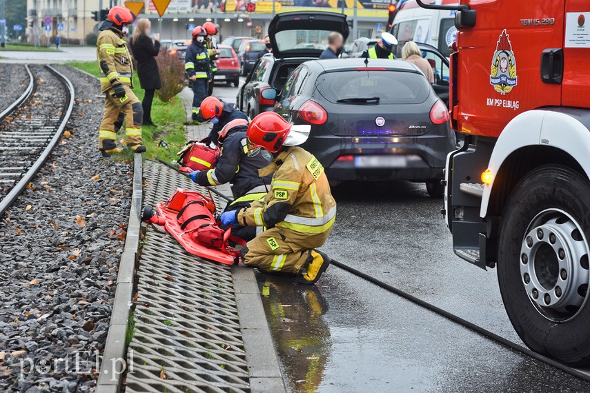 Wypadek na ul. Grota Roweckiego, audi przewróciło się na bok zdjęcie nr 232445