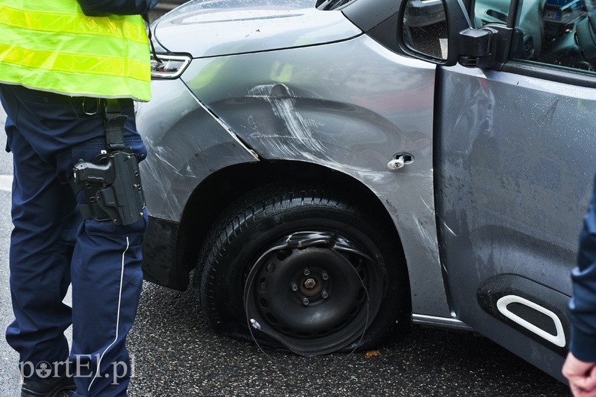 Wypadek na ul. Grota Roweckiego, audi przewróciło się na bok zdjęcie nr 232444