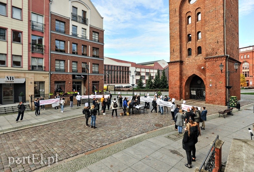 Gastronomia z czarną polewką dla rządu zdjęcie nr 232510