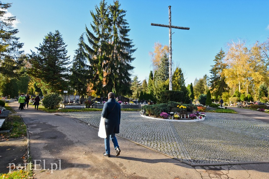 "A dziś można już wejść na cmentarz?" zdjęcie nr 232560