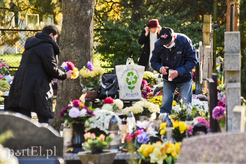 "A dziś można już wejść na cmentarz?" zdjęcie nr 232564