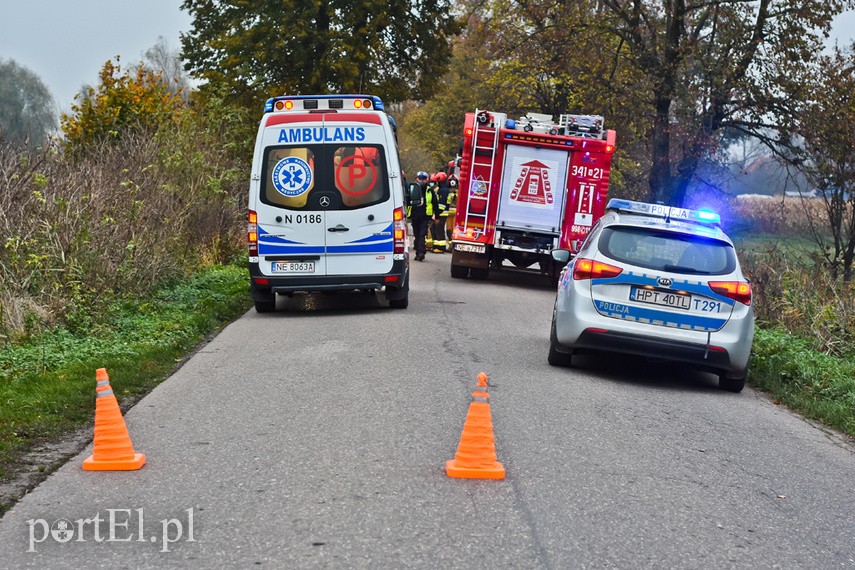 Kobieta kierująca audi uderzyła w drzewo zdjęcie nr 232909