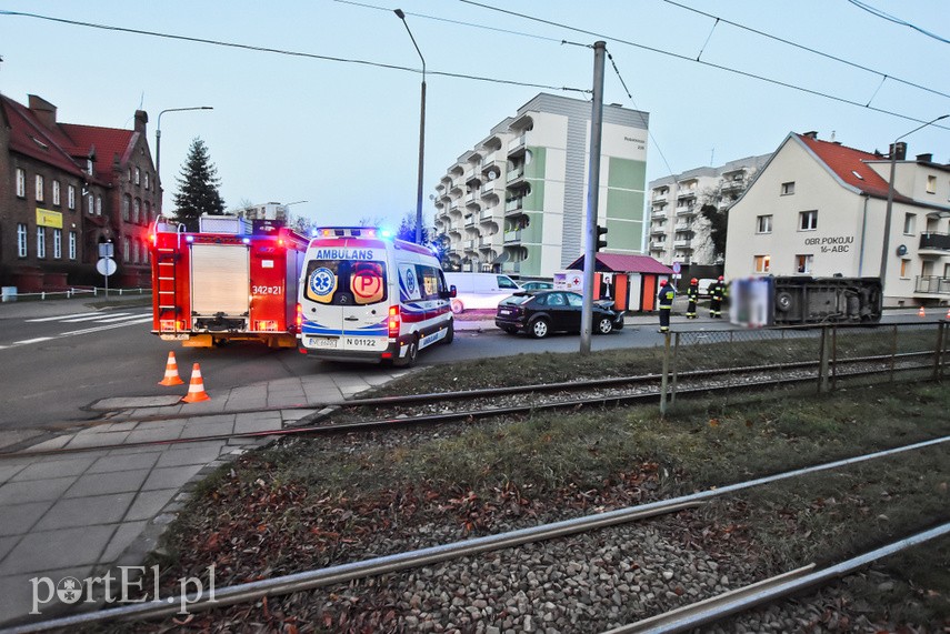 Zderzenie dostawczego fiata z osobowym fordem, kierowca fiata stracił prawo jazdy zdjęcie nr 233563