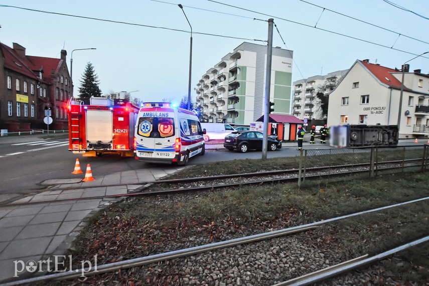 Zderzenie dostawczego fiata z osobowym fordem, kierowca fiata stracił prawo jazdy zdjęcie nr 233563