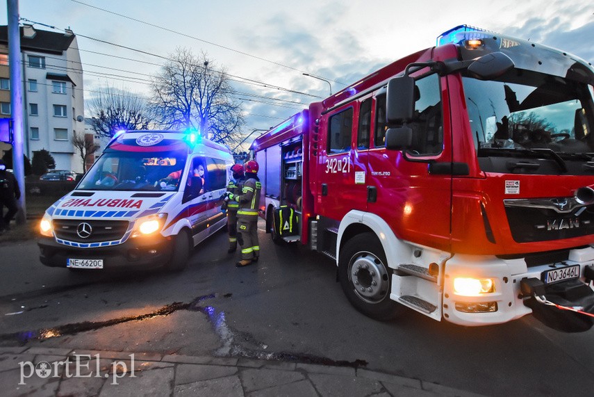 Zderzenie dostawczego fiata z osobowym fordem, kierowca fiata stracił prawo jazdy zdjęcie nr 233565