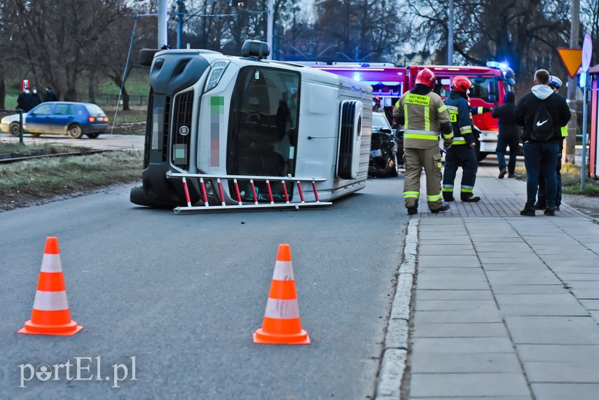 Zderzenie dostawczego fiata z osobowym fordem, kierowca fiata stracił prawo jazdy zdjęcie nr 233569