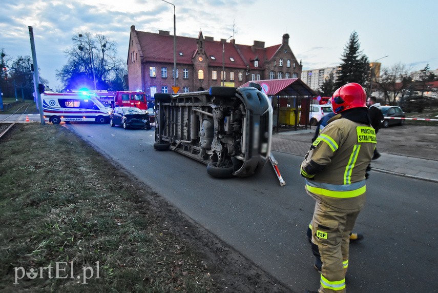 Zderzenie dostawczego fiata z osobowym fordem, kierowca fiata stracił prawo jazdy zdjęcie nr 233568