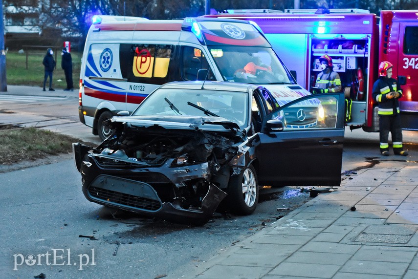 Zderzenie dostawczego fiata z osobowym fordem, kierowca fiata stracił prawo jazdy zdjęcie nr 233570