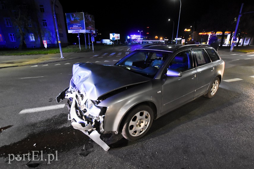 Czołowe zderzenie na al. Tysiąclecia, kolejne odebrane prawo jazdy zdjęcie nr 233579