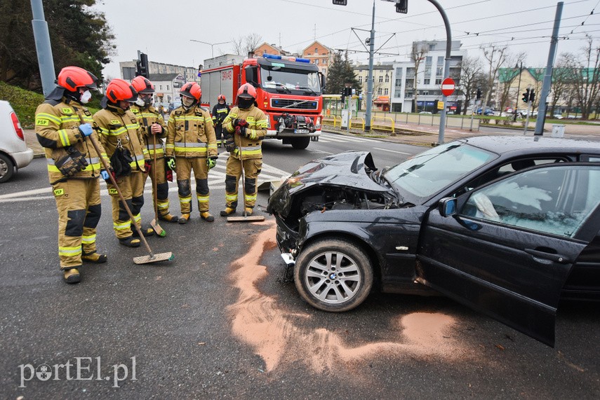 Zderzenie renault z bmw pod szkołą muzyczną zdjęcie nr 233683