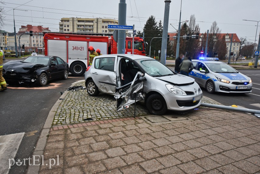 Zderzenie renault z bmw pod szkołą muzyczną zdjęcie nr 233680