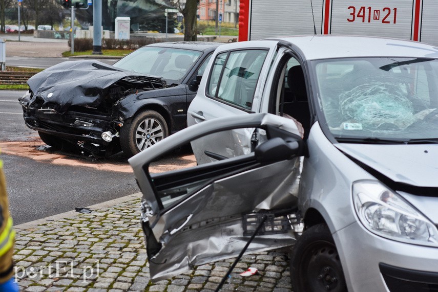 Zderzenie renault z bmw pod szkołą muzyczną zdjęcie nr 233687