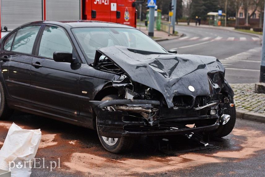 Zderzenie renault z bmw pod szkołą muzyczną zdjęcie nr 233688