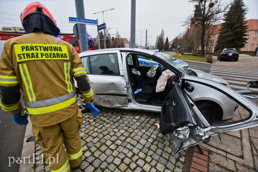 Zderzenie renault z bmw pod szkołą muzyczną zdjęcie nr 233681