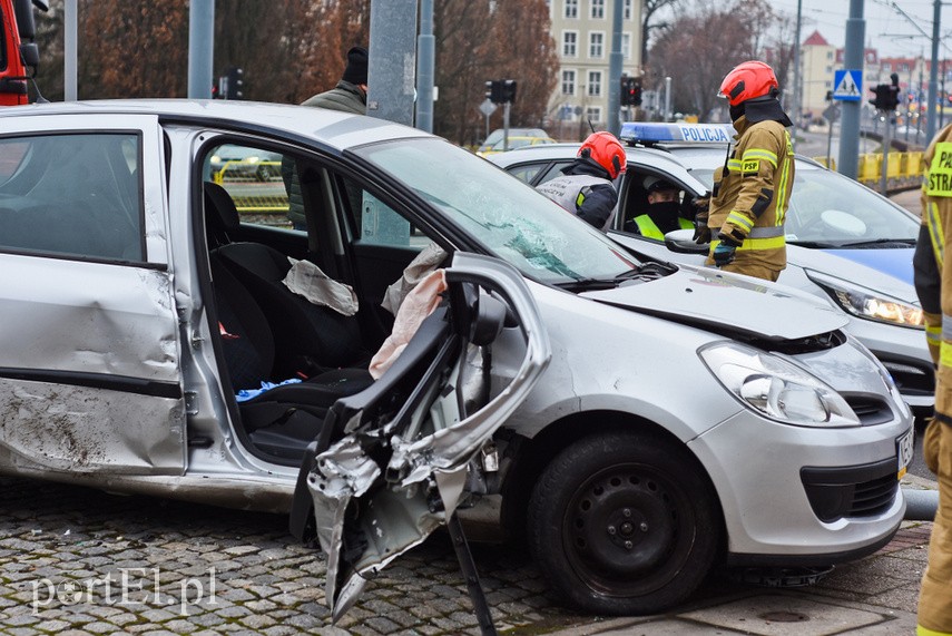 Zderzenie renault z bmw pod szkołą muzyczną zdjęcie nr 233689