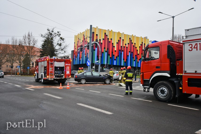 Zderzenie renault z bmw pod szkołą muzyczną zdjęcie nr 233677