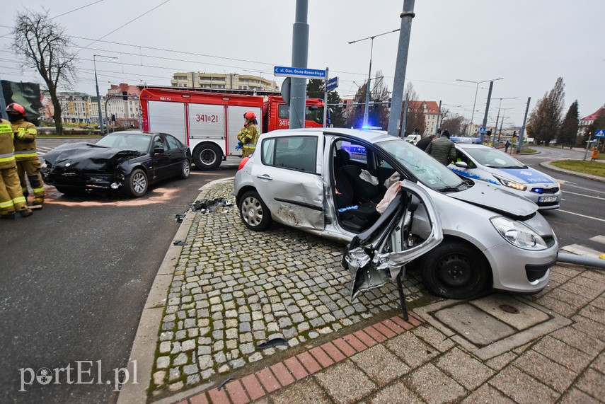 Zderzenie renault z bmw pod szkołą muzyczną zdjęcie nr 233679