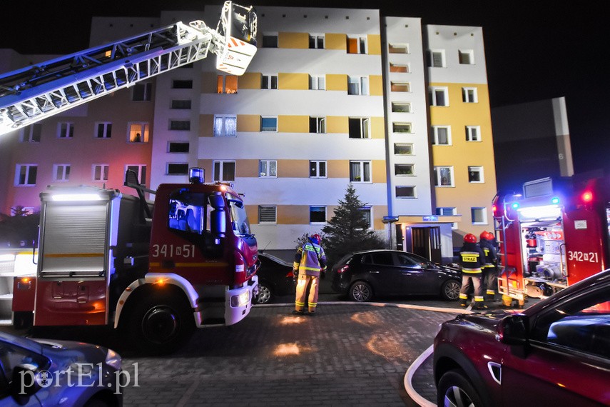 Pożar w bloku przy ul. Fromborskiej, dwie osoby w szpitalu zdjęcie nr 234207
