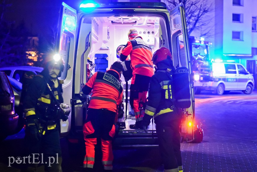 Pożar w bloku przy ul. Fromborskiej, dwie osoby w szpitalu zdjęcie nr 234218