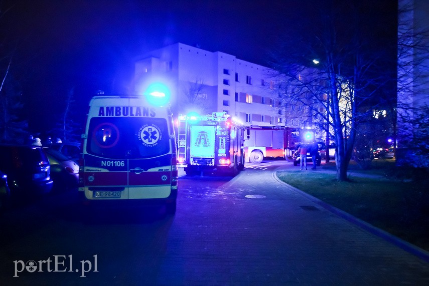 Pożar w bloku przy ul. Fromborskiej, dwie osoby w szpitalu zdjęcie nr 234204