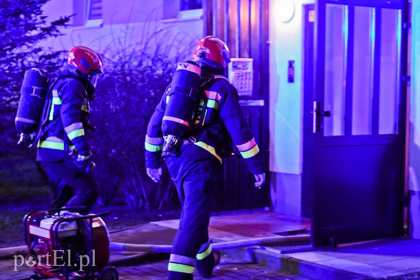 Pożar w bloku przy ul. Fromborskiej, dwie osoby w szpitalu zdjęcie nr 234211