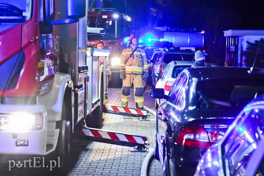 Pożar w bloku przy ul. Fromborskiej, dwie osoby w szpitalu zdjęcie nr 234213