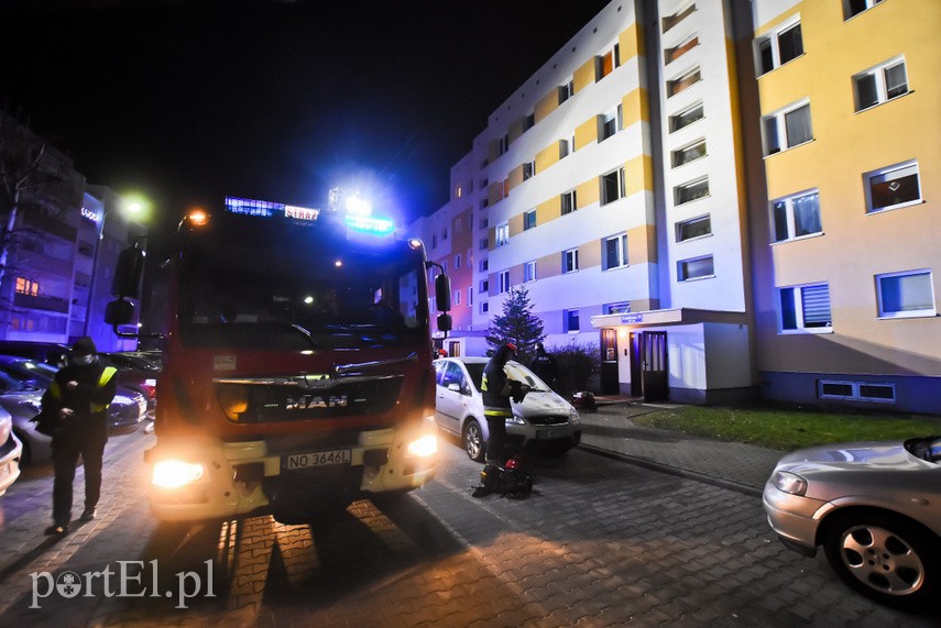 Pożar w bloku przy ul. Fromborskiej, dwie osoby w szpitalu zdjęcie nr 234208