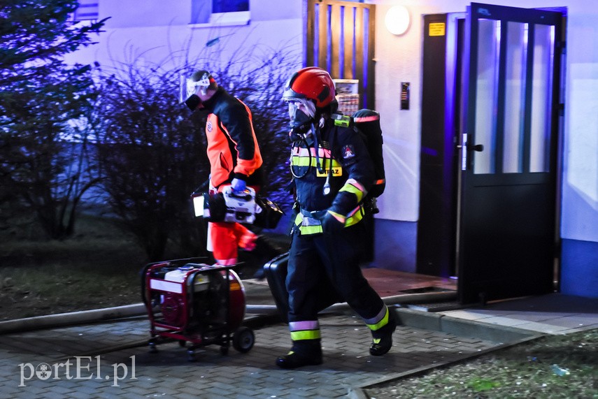 Pożar w bloku przy ul. Fromborskiej, dwie osoby w szpitalu zdjęcie nr 234209