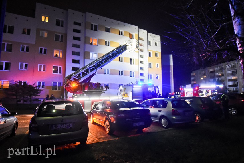 Pożar w bloku przy ul. Fromborskiej, dwie osoby w szpitalu zdjęcie nr 234206