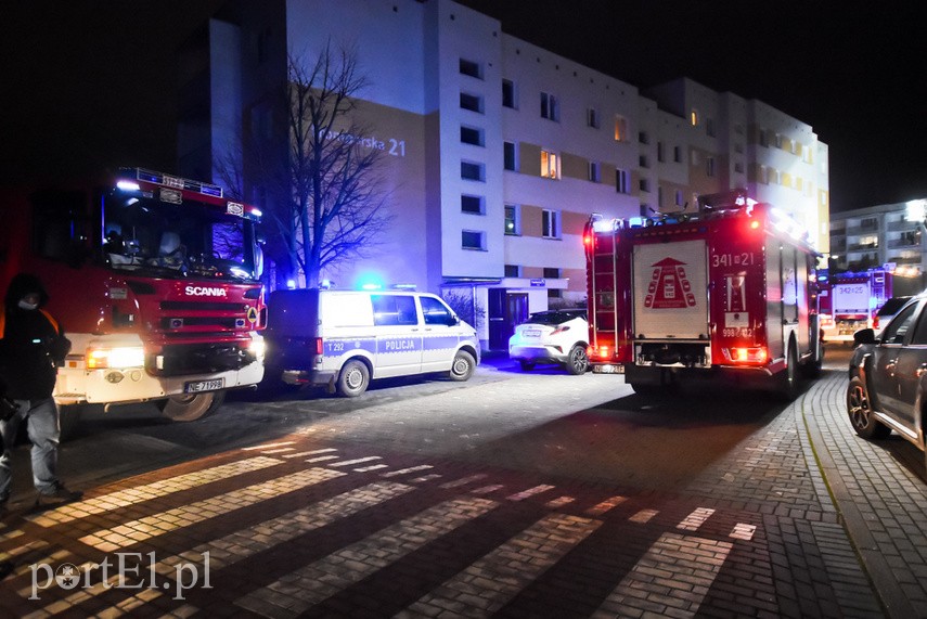 Pożar w bloku przy ul. Fromborskiej, dwie osoby w szpitalu zdjęcie nr 234219