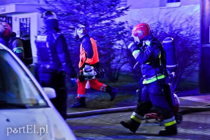 Pożar w bloku przy ul. Fromborskiej, dwie osoby w szpitalu zdjęcie nr 234210
