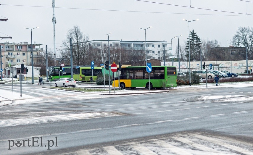 Zielony autobus ulicami miasta mknie.. zdjęcie nr 234340