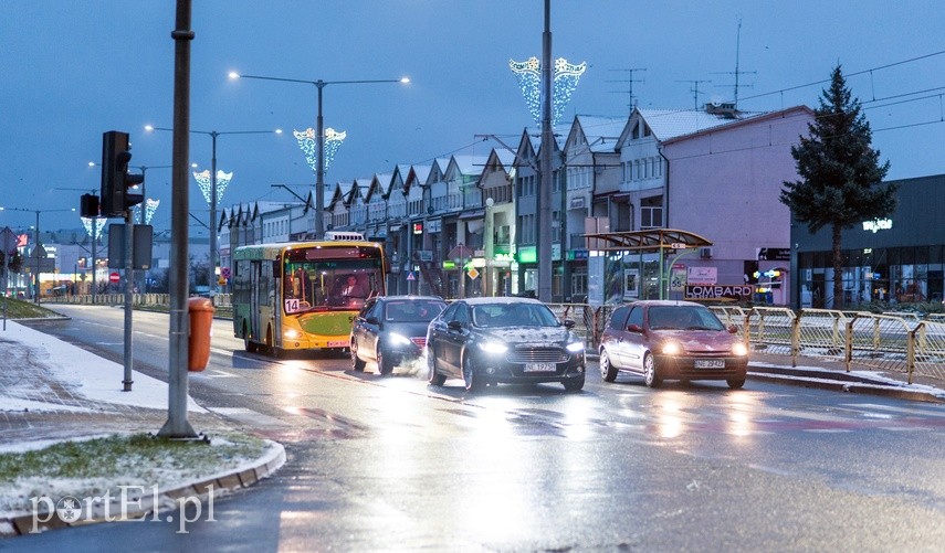 Zielony autobus ulicami miasta mknie.. zdjęcie nr 234331