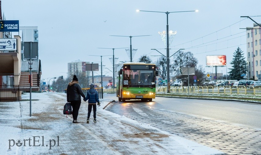 Zielony autobus ulicami miasta mknie.. zdjęcie nr 234334