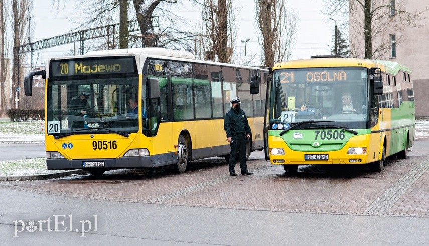 Zielony autobus ulicami miasta mknie.. zdjęcie nr 234351