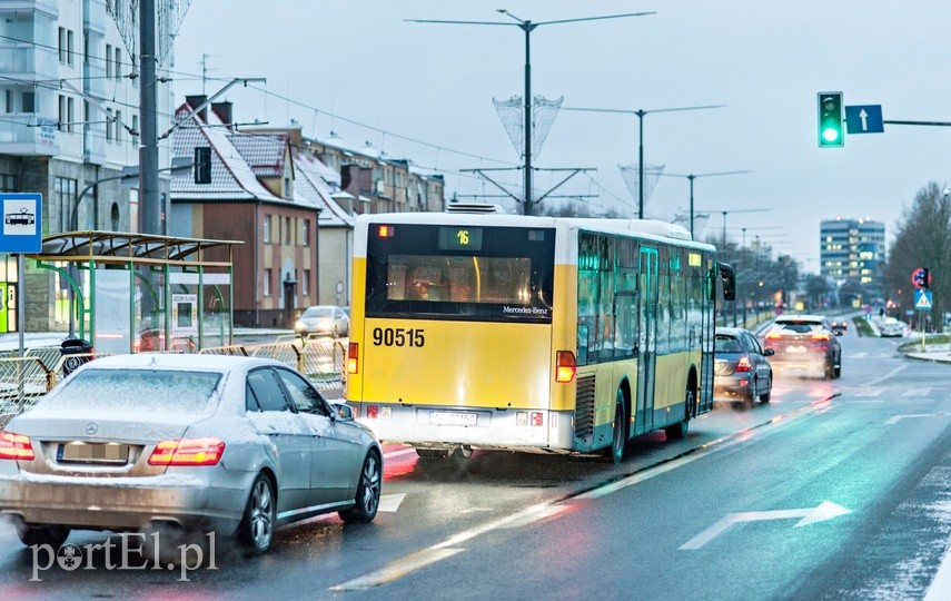 Zielony autobus ulicami miasta mknie.. zdjęcie nr 234333