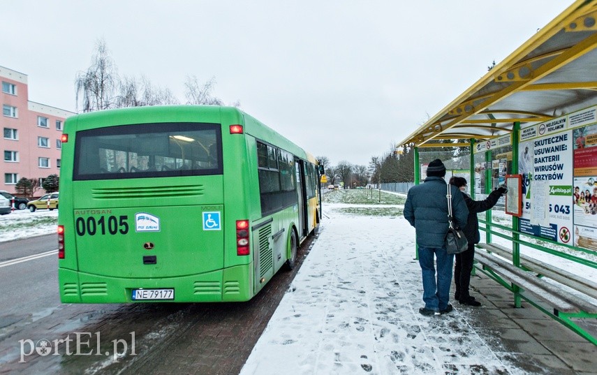 Zielony autobus ulicami miasta mknie.. zdjęcie nr 234346