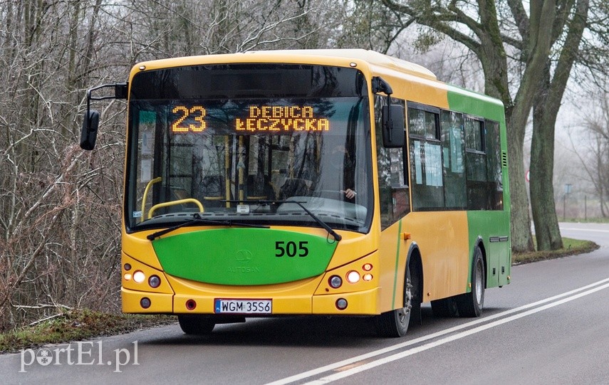Zielony autobus ulicami miasta mknie.. zdjęcie nr 234354