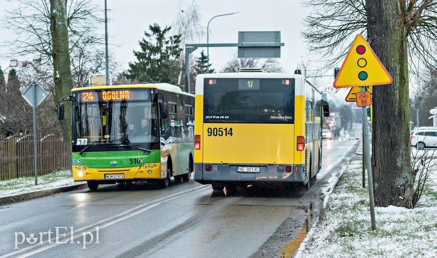 Zielony autobus ulicami miasta mknie.. zdjęcie nr 234347