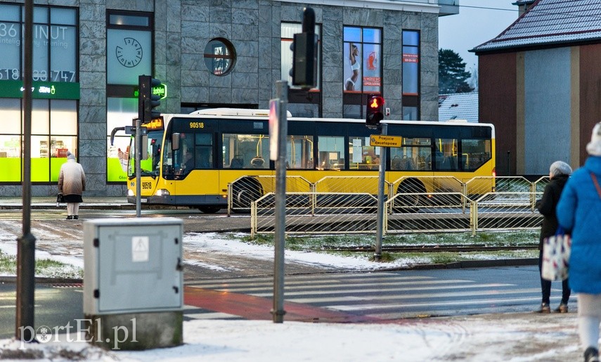 Zielony autobus ulicami miasta mknie.. zdjęcie nr 234330