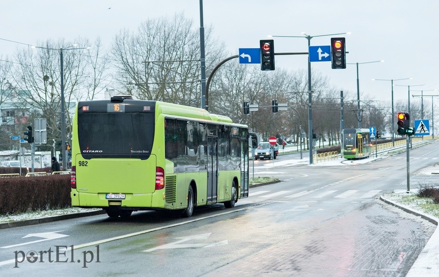 Zielony autobus ulicami miasta mknie.. zdjęcie nr 234341