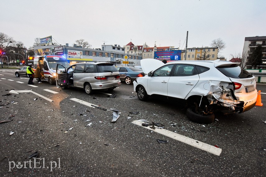 Utrudnienia na 12 Lutego po zderzeniu trzech aut zdjęcie nr 234572