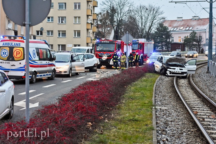 Utrudnienia na 12 Lutego po zderzeniu trzech aut zdjęcie nr 234568