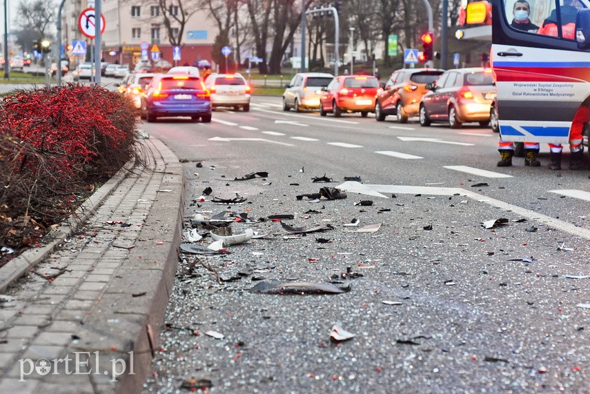 Utrudnienia na 12 Lutego po zderzeniu trzech aut zdjęcie nr 234583